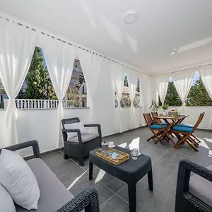 https://sunny-apartments-rab.primorje-gorskikotar.com